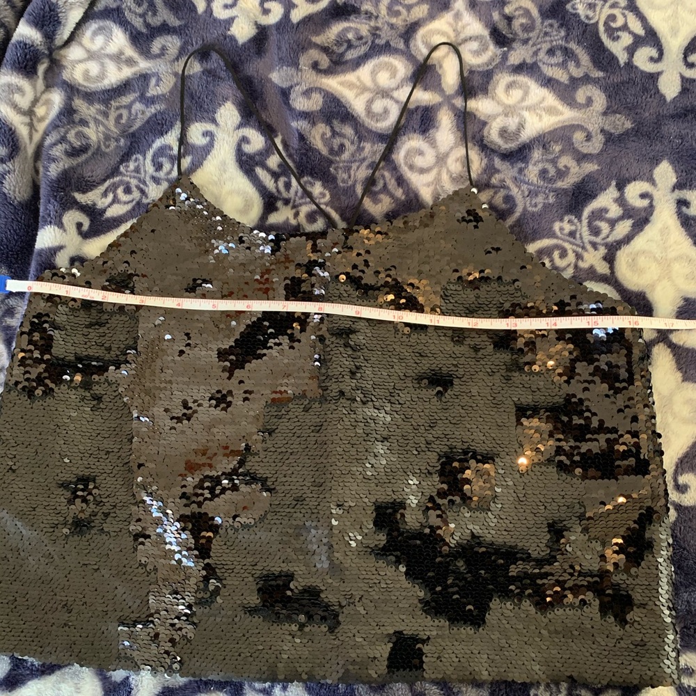 2/12$ NWOT sequin top